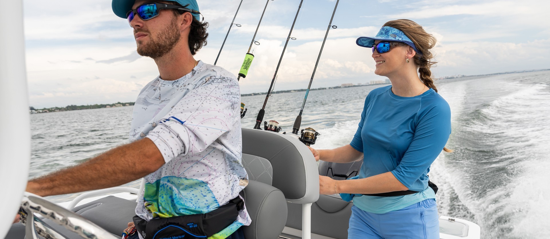 Stay in control with a 2-person deluxe leaning post with flip-up bolsters and rear facing stainless steel rod holders.